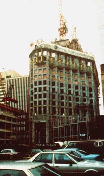 Fig. 2: Nagy hatékonyságú vízigény csökkentô adalékszerek (HRWRAs) felhasználásával készített magasépületek: (a) Scotia Plaza építése (photo courtesy of John Bickley); (b) Two Union Square építése
