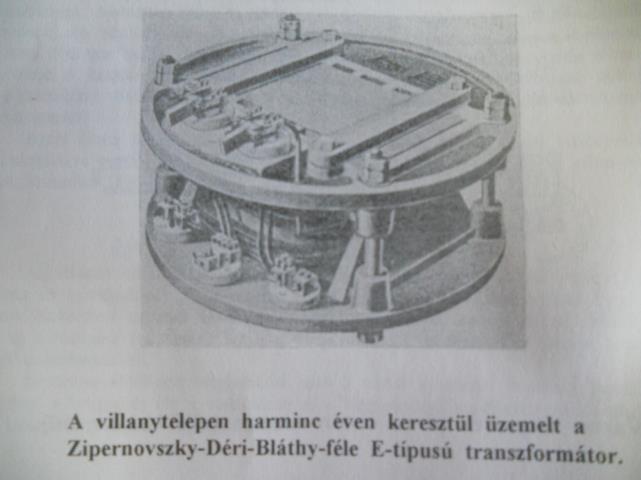 szolgáltatta az energiát oszlopra szerelve. Ez volt az akkori Zipernowsky-Déri-Bláthy-féle transzformátor.