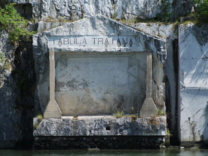 4. ábra: Traianus táblája, Forrás: http6 (2013) A hajózás a római építmények után alig működött mivel a sodrás nagyon sebes volt, a folyam gyakran szirtre vitte a merész kormányosokat.