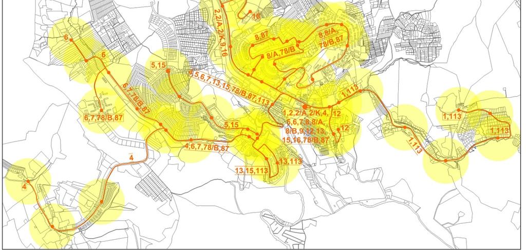 A vonal nem villamosított, maximális forgalmi sebessége 60 km/h. Komló állomása a zsákjellegből adódóan végállomás, 7 vágánnyal rendelkezik. Innen csak Sásd felé és felől közlekednek vonatok.