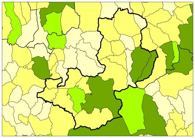 Népsűrűségét tekintve (513,2 fő/km 2 ) a sűrűn lakott járásközpontok közé tartozik, messze meghaladja mind a megye (64,6 fő/km 2 ), mind pedig a komlói járás (118,9 fő/km 2 ) átlagát.