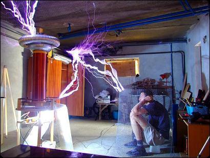 A Faraday-kalitka az elektromágneses hatás kiküszöbölésére szolgáló, fémhálóval körülvett térrész, amelybe a fémháló védőhatása folytán a külső elektromos erőtér nem hatol be ( árnyékolás ).