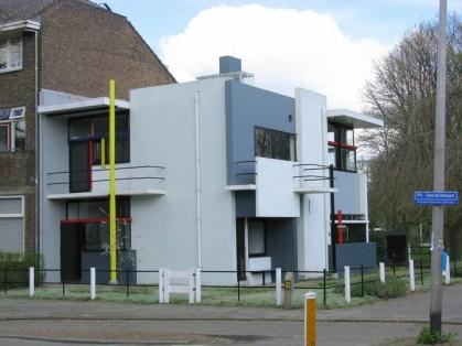 88. Међу понуђеним описисма издвојити нетачан На левој слици је приказана кућа Шредер Херита Ритвалда у Утрехту у Холандији. Са десне стране је приказана слика Пита Мондријана.