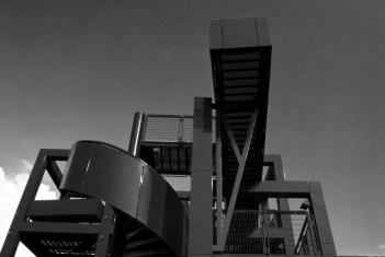 94. На сликама је приказано дело савремене архитектуре Бернара Чумија, павиљон парка ла Вилет у Паризу