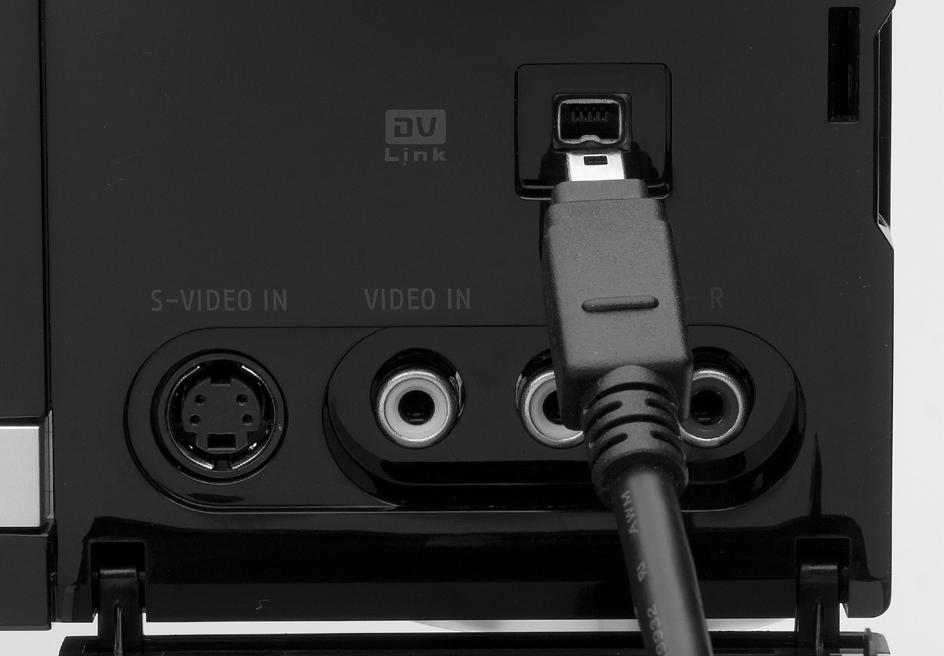 Sélectionner la source de signal VCR/Caméscope V8/Lecteur de DVD Connecter via les prises du panneau avant Utilisez un câble audio/vidéo pour connecter la prise AUDIO/VIDÉO du panneau avant à la