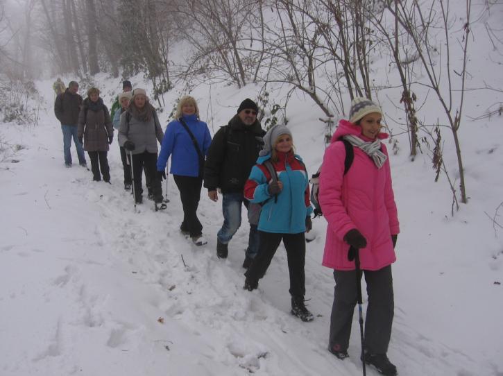 Прохладно јутро, Снег на стази био је дубок десетак сантиметара. Пешачили смо трасом: Раковац Кестен Плана Змајевац Краљева столица Поповица.