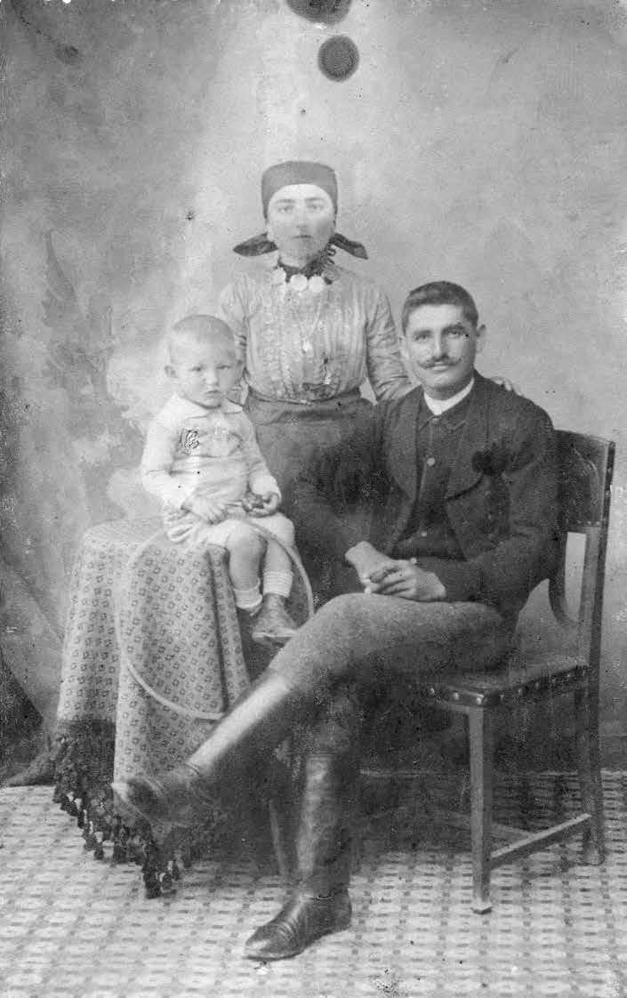 92 Породица Остојић из Чипа, око 1920.