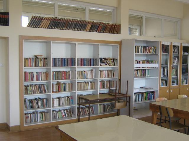 Библиотека Основна школа «Братство-јединство» је двојезична школа. Настава се одвија нa српском и мађарском наставном језику. Школа има библиотеку од 2000. године.