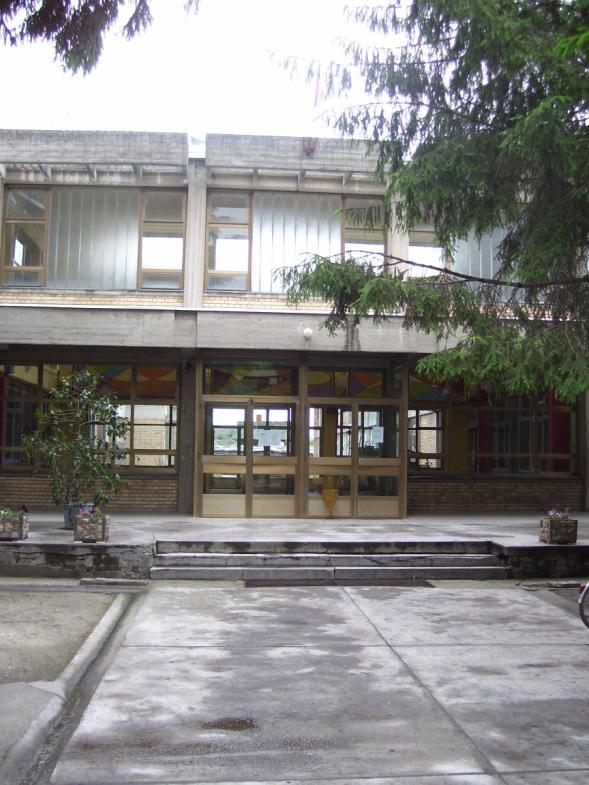 Основна школа Братство-јединство Бездан Положај школе Објекат Основне школе лоциран je на простору који је предвиђен ГУП за насељено место Бездан.
