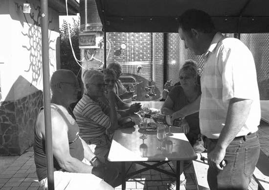 14 Aktuality Veľkomederský hlásnik 6 7/2011 Do Maďarskej vinnej cesty sa zapojil i Primavin V Maďarsku sa už stalo tradíciou otváranie vinných pivníc pre verejnosť počas slávností Turíc.