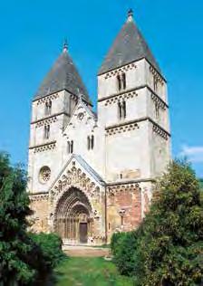 Nekdanji benediktinski samostan je ustanovil Márton iz veleposestniške rodbine Ják, cerkev pa bi naj bila mesto, kamor so pokopali njegove družinske člane.