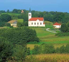 Prispemo na rob njiv in zagledamo prve hiše naselja Prosenjakovci (Pártosfalva), ki leži v kotlini Ratkovskega potoka.