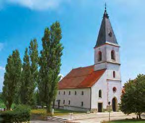 Pridemo v široko obdelano korito potoka Ščavnica in že opazimo hiše naselja Dragotinci. V odcepu, kjer zavijemo desno, stoji kapelica iz 18. stoletja.