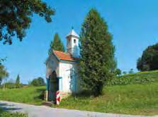 Od razpršenih hiš naselja Trotkova vodi ozka pot navzgor po odprtem, gozdnatem gričevju (296 m) do cerkve. Enako kot ime naselja Sveti Trije Kralji so poimenovali tudi cerkev.