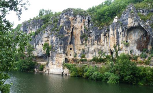 Cirq-Lapopie, Cahors középkori városnegyede, Luzech kastélyai, a folyóparti sziklákba