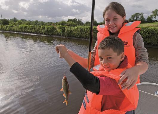 ÍRORSZÁG Írországot annak leghosszabb folyóján, a Shannonfolyón, valamint az Erne-folyón vagy a Royal Canal csatornán hajózva fedezhetjük