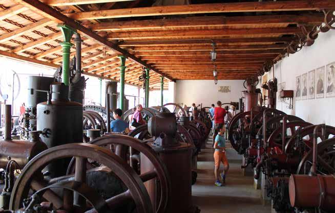 Az 1979 óta működő Hajdu Ráfis János Mezőgazdasági Gépmúzeum éppúgy bemutatja a 19. század közepétől használt állati erővel hajtott járgányokat, mint a 20. század közepén működő modern traktorokat.