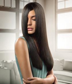 A Lisse Design Keratin Terápia alapvetően egy hajsimító termék, de keratin dózisának köszönhetően egy igaz vitalitás bomba, ami élettel és fénnyel tölti meg a hajat.
