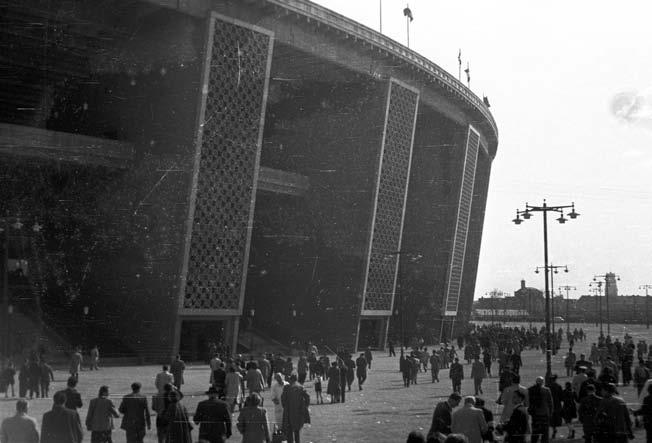 A Népstadion/Puskás Ferenc Stadion homlokzata, 1953 (fotó: Nagy Gyula/Fotrepan) gedit és a mátraházit, és ne feledkezzünk meg a vizes sportokról sem!