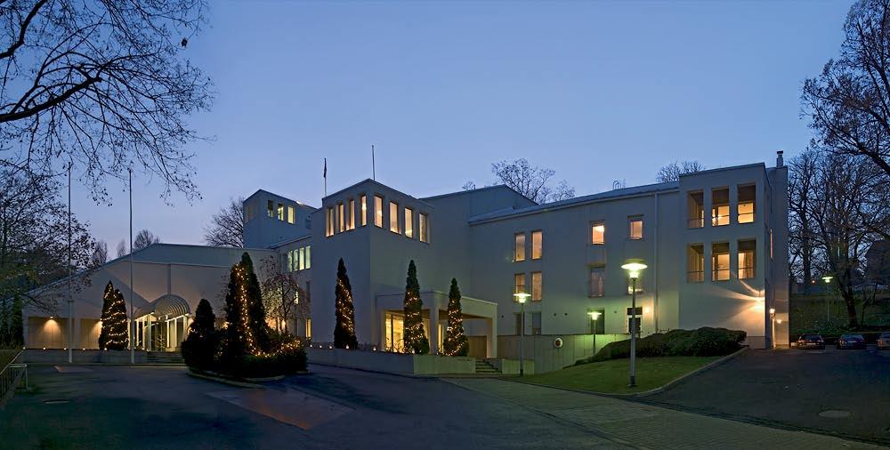 Nykyinen lähetystörakennus valmistui pitkän prosessin tuloksena alkuperäisen edustustorakennuksen paikalle marraskuussa 1988, ja Suomen suurlähetystö saattoi jälleen muuttaa arvoiselleen paikalle.