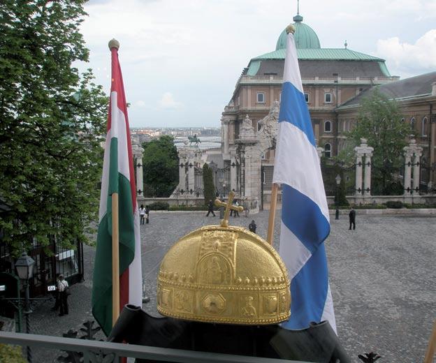 Magyarország tehát normális nyugati típusú parlamentáris országgá vált. Az új helyzet megkívánta kormányátalakítás békésen ment végbe 1989 telén.