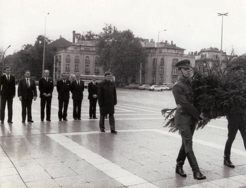 50 tun Suomen lähetystön rauniot ensimmäisen kerran keväällä 1976. Minut vei tontille esimieheni, suurlähettiläs Paul Jyrkänkallio, joka teki kaikin voimin työtä uuden lähetystön puolesta.