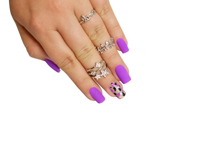 3. Közepes vastagságú anyaghasználattal fedjük be a körmöt a Nail Art Top Gel-lel és köttessük