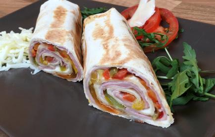 ROTOLO / FELTEKERT PIADINA ROTOLO TRICOLORE 1.490, Főtt sonka, sajtkrém, kalifornia paprika, rucola Ham - Prosciutto Cotto-, cheese cream, california paprika, rucola (V) ROTOLO VEGETARIANO 1.