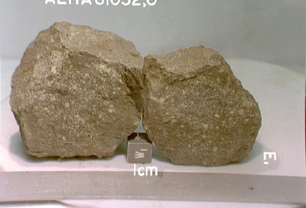 KEVÉSSÉ DIFFERENCIÁLT METEORITOK: KONDRITOK Az