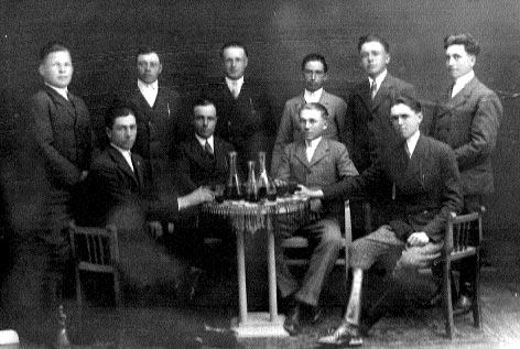 14 XXIII. évfolyam 10. szám T A L Á L T A M E G Y K É P E T Szeptember havi számunkban mutattuk be ezt az 1930-ban készült képet, amely dömsödi komák társaságát ábrázolja.