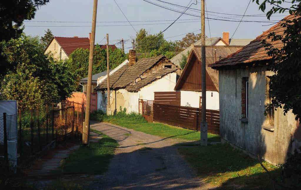 A történelmi faluközpont girbegurba utcácskái a hagyományos halmaztelepülésekre jellemző ófalu képét mutatják, szerencsére máig meg tudott maradni az eredeti utcakiosztás és a lakóházak nagyrésze.