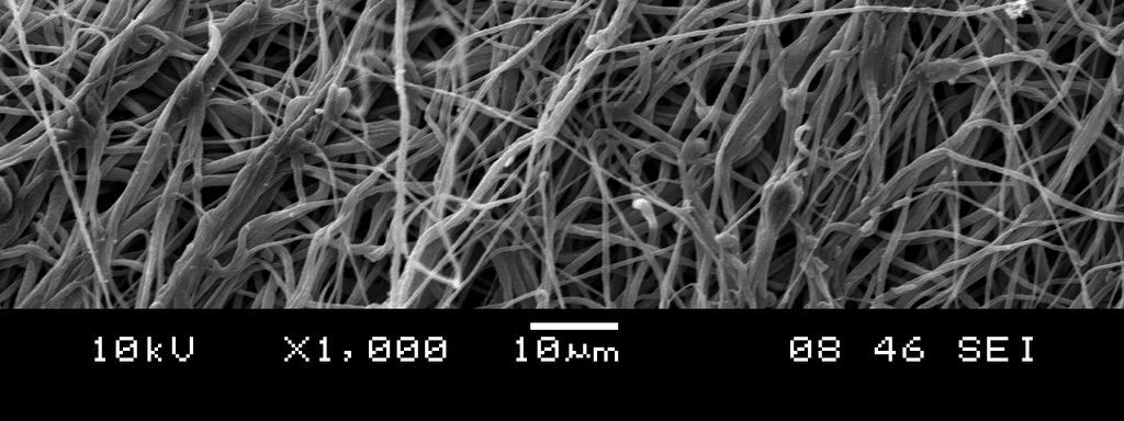 (a) 500x-os illetve (b) 1000x-es nagyítással A fenti ábrán látható szálak átmérői nanométeres nagyságrendűek, illetve már nem cseppes a szálpaplan és grafén agglomerátumok sem