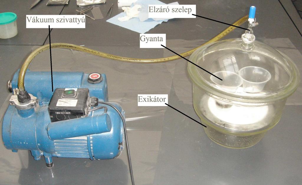 24. ábra: Vákuumszivattyú és az exikátor elrendezése Az exikátor alkalmazása azért volt előnyös a feldolgozási folyamat során, mivel a térfogata kisebb, mint egy laboratóriumi vákuum