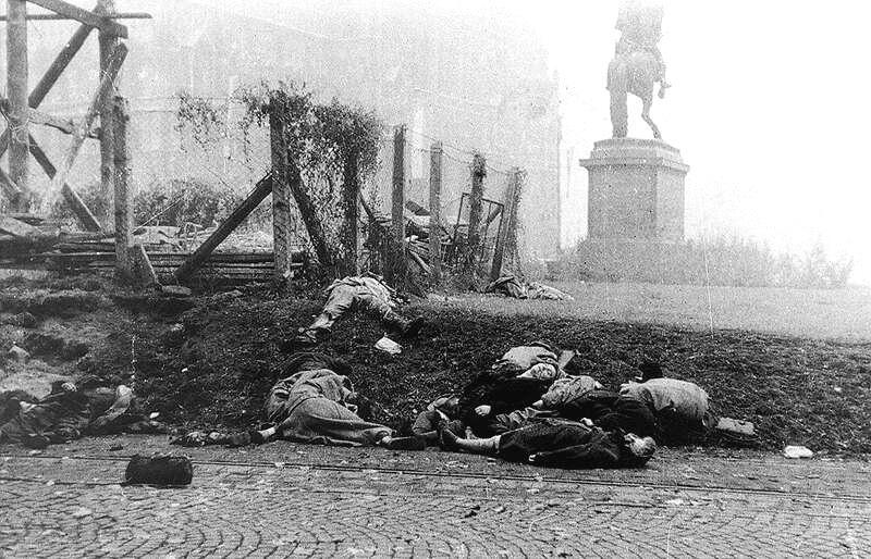 10. Táto úloha sa venuje revolúcii a boju za slobodu v roku 1956. a) Pomocou písmen chronologicky zoraďte udalosti zobrazené na obrázkoch a opisované prameňmi! Začnite s najskoršou z nich!