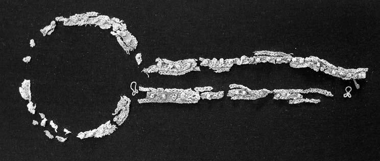 5. kép: A 30. sírban feltárt ruhaszegély maradványai Fig. 5: Remains of garment edging from grave no. 30 gyermek mellkasán háromszög alakban talált textilmaradványt is a ruhadíszekhez köthetjük.