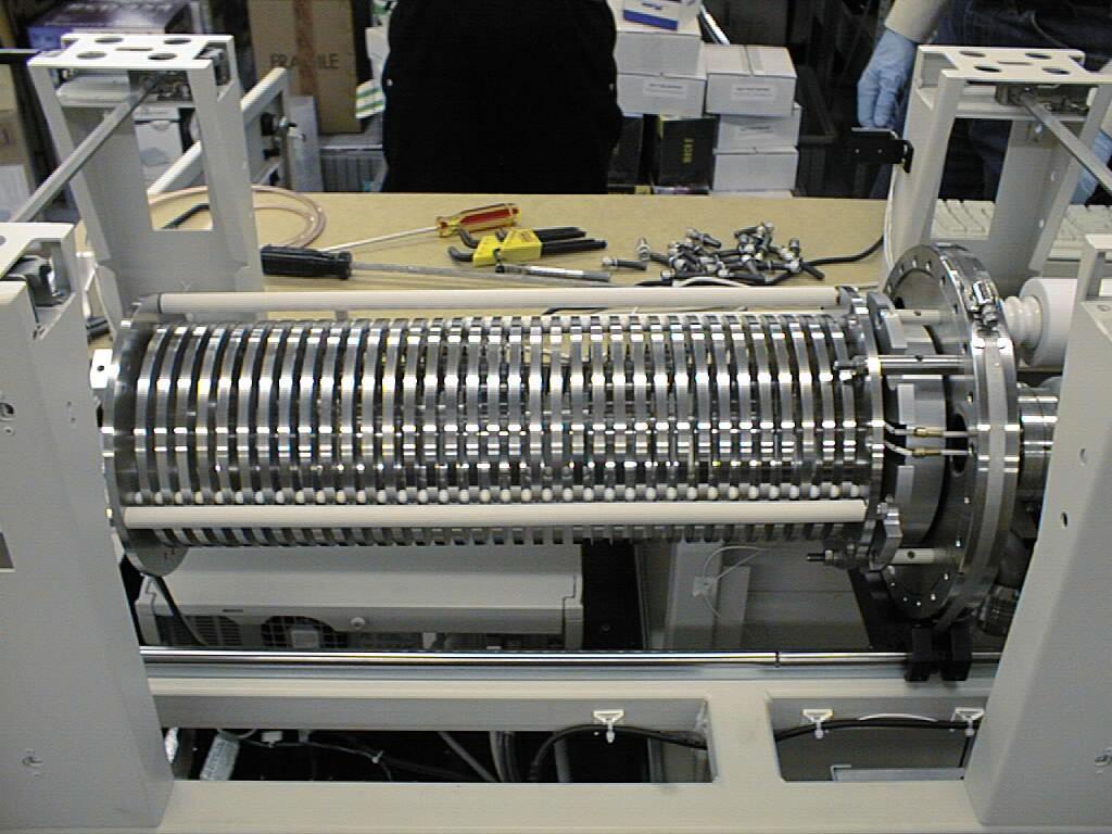 Delayed Extraction (DE) 71 A DE hatása a felbontásra 72 20 kv A potenciálgradiens a lassabb ionokat jobban gyorsítja delayed extraction R=1,100 Linear mode continuous extraction R=125 delayed