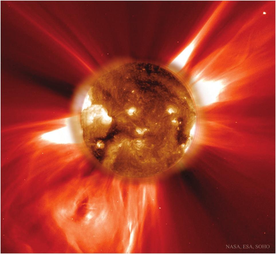 Egy látványos kép a Napról. Jól látható a csillagunkról kiáramló forró anyag. A naplégkör külső tartományának korona sugaras szerkezete is kiválóan megfigyelhető.