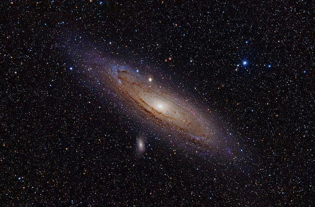 Az Androméda-galaxis (M31) 3,5 m kb. 3 x1 területen az egyik legfényesebb mélyégobjektum + az egyik legtávolabbi szabad szemmel látható a legközelebbi spirálgalaxis (2,2-2,5 M.f.é.), a Lokális Csoport legnagyobb tagja a Tejútrendszer kb.