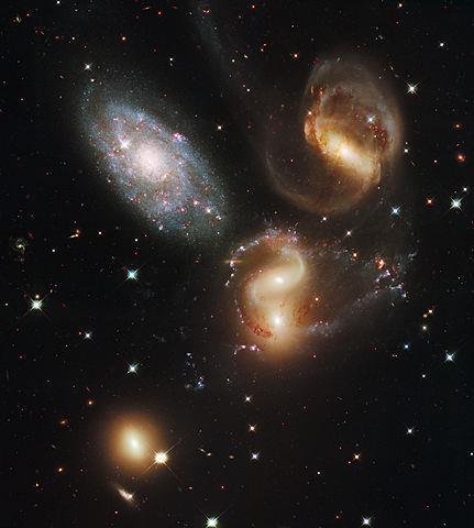 látható (10,5 m ) spirálgalaxis (Stephan-kvintett: 5