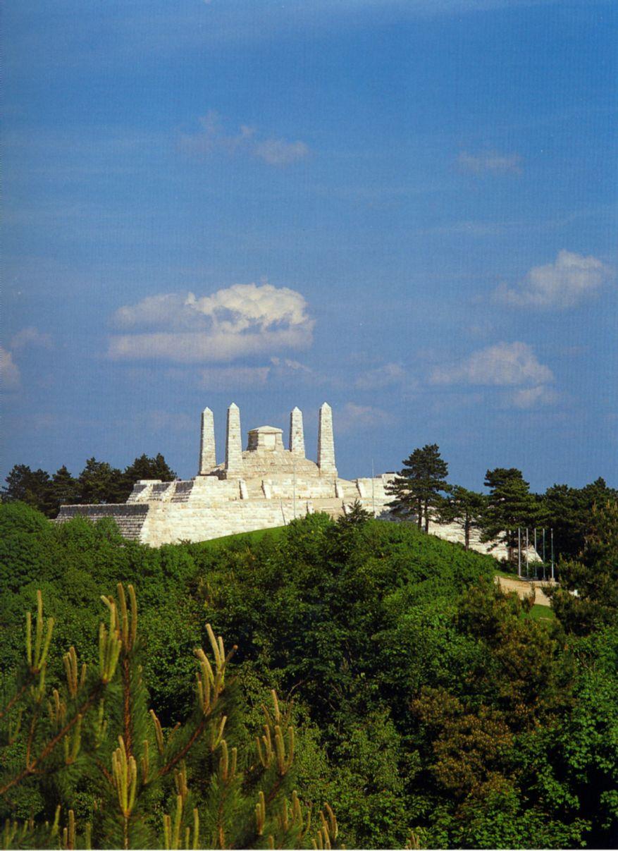 ČÍTANKA ORGANICKEJ ARCHITEKTÚRY ZOSTAVIL : Dušan Jurkovič - mohyla generála M. R.