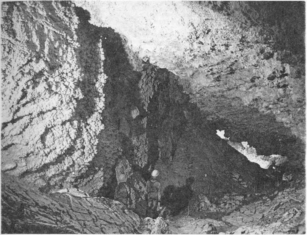 Részlet a,,kinizsi pályaudvar nevű barlangteremből(czájlik István felvétele) millió éves üledékhézag után a felső eocénban (priabonai alemelet) nummuliteszes discocyclinás mészkő rakódott le, néhány