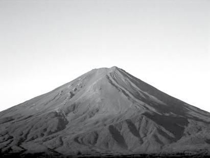 A Fudzsi-hegy megmászása PM942 A FUDZSI-HEGY MEGMÁSZÁSA A Fudzsi-hegy egy híres alvó vulkán Japánban. 1.
