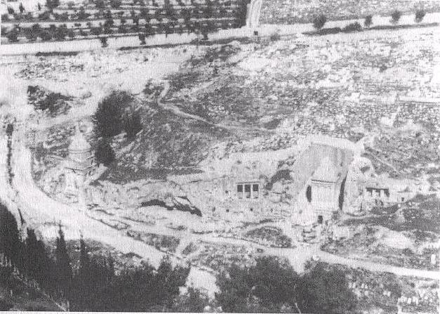 Bemutatok itt egy 25 évvel ezelőtt készült fényképet az Olajfák-hegyének jobbfelöli részéről, ahol láthatók a még ma is meglévő Salamon-templomok.