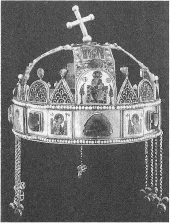 XXII. A Szentháromságunk szentkoronája A Kárpát-medencei államalapításnak ezeregyszázadik" évét 1996-ban megünneplö Magyar Népnek királyi koronáját mutatjuk itt be, mely a hagyomány szerint ezer"