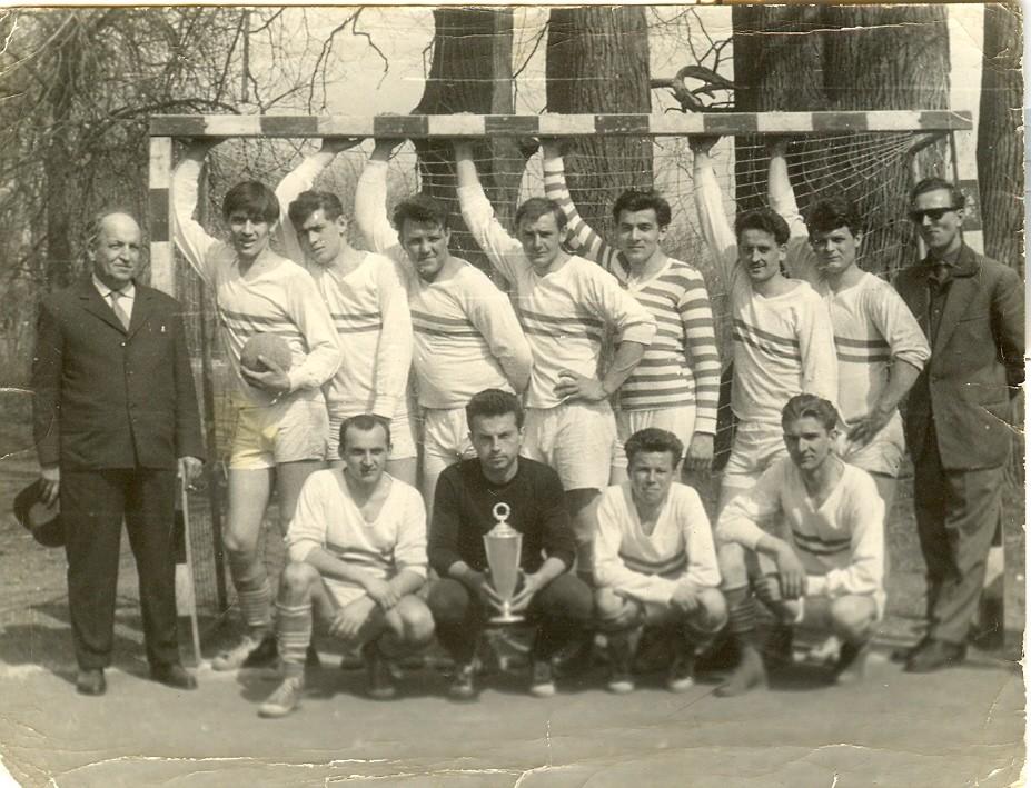 Az 1965-ös kupagyőztes Kovács csapat: Pfetterle József technikai vezető, Hankó M, Almási J, Aranyos J, Hankó A, Molnár F, Kórik L, Csecskedi L, Kovács György edző.
