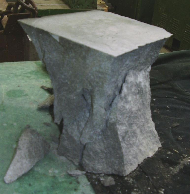 a betonhoz felhasznált adalékanyag szemszerkezete a burkoló görbéken kívül esik; a friss beton konzisztenciája nem megfelelő; a megszilárdult