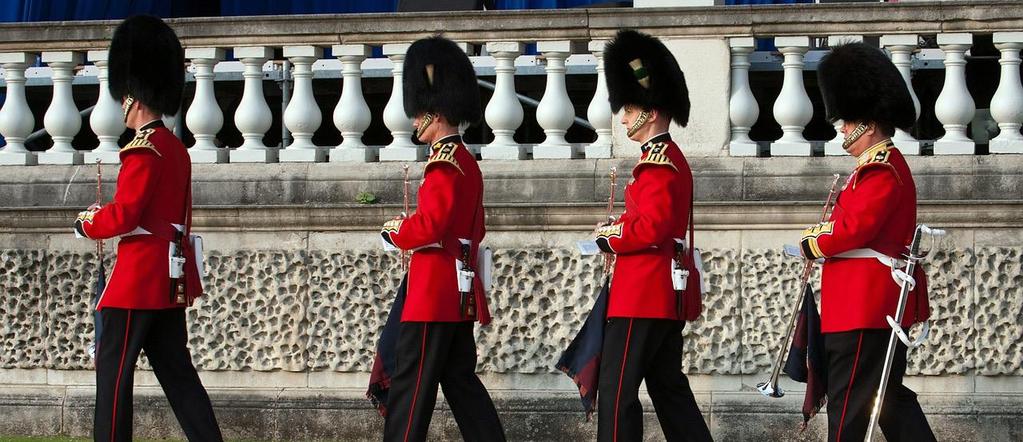 Ezt követően a vízimadarairól híres St. James parkon keresztül elsétálunk a Trafalgar térre. A Nemzeti Galéria lépcsőiről jól láthatóak a gyönyörű oroszlános szökőkutak és Nelson Admirális szobra.