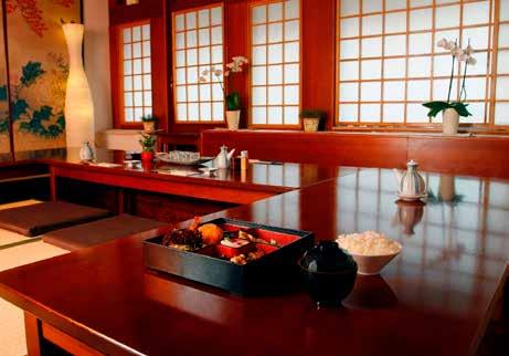 A konyhát nagytudású japán séf irányítja, a briliáns csapat pedig nem csupán a jól ismert, emblematikus fogásokat készíti kiválóan, hanem a japán konyha meleg fogásainak különleges és természetes