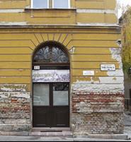 A homlokzati vakolat és díszítések az idők során letöredeztek, elszíneződtek, a lábazati részeken helyenként már a teherhordó falazat téglái is kilazultak,