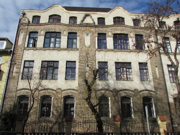 030 Ft A Telepes és Fűrész utca sarkán álló iskola Fritz Oszkár tervei szerint épült 1910-ben szecessziós stílusban.